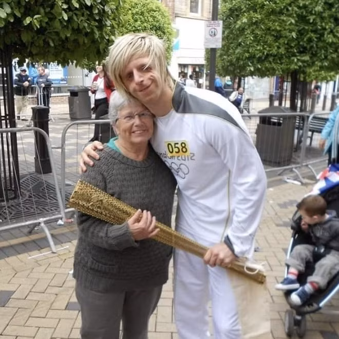 Cuoc song vien man cua chang trai “xau xi” tung bi bo roi-Hinh-4