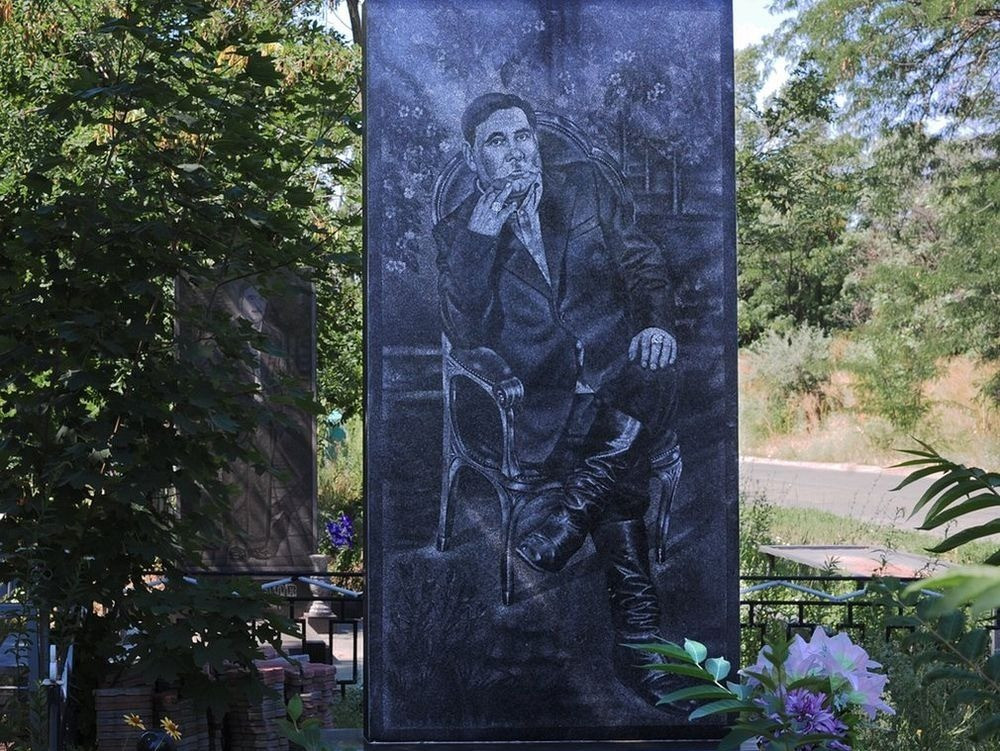 Một số tấm bia mộ còn có hình ảnh của những tay xã hội đen đứng cùng người thân hoặc bạn gái. Ngoài chân dung và tên tuổi, một số tấm bia mộ còn khắc biệt danh của các "dân anh chị" cũng như mô tả khả năng sở trường của họ.