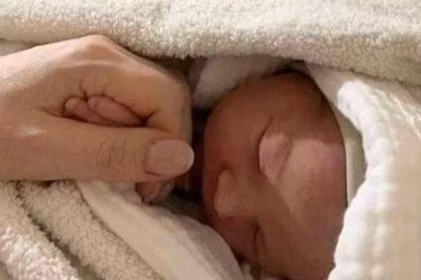 Em be so sinh “bat khoc” sau khi bi dem di chon cat