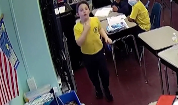 Cuu nam sinh hoc nap chai, co giao duoc ca ngoi la nguoi hung