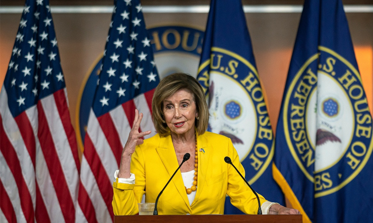 Trong những lần xuất hiện trước công chúng, bà Nancy thường diện set đồ đơn giản, thanh lịch và đơn sắc. Bên cạnh khăn choàng cổ, các loại phụ kiện cùng tông như giày, vòng cổ luôn là các món đồ giúp định hình phong cách của bà.