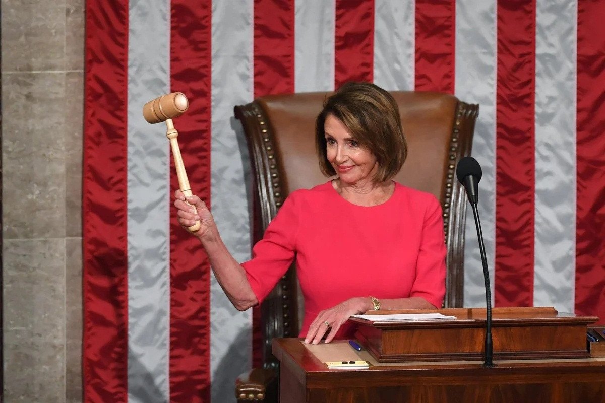 Chủ tịch Hạ viện Mỹ thường không mấy khi quan tâm tới giá cả trang phục bởi gia đình bà cũng thuộc giới thượng lưu giàu có.