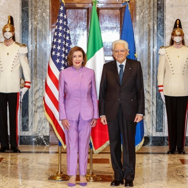 Trang phục của bà Nancy rất phù hợp với địa vị của bà: chúng được thiết kế riêng hoàn hảo và rất đắt tiền.