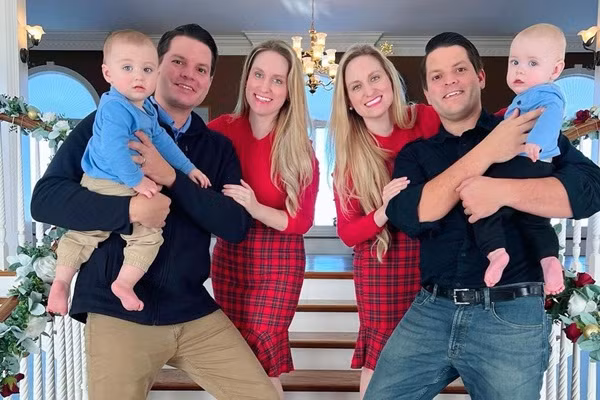 Chi em sinh doi lay chong song sinh va de con giong y duc