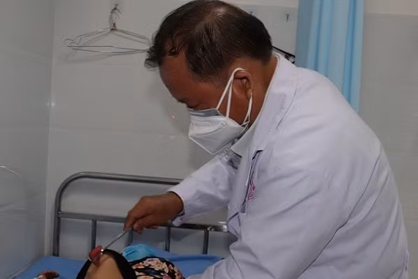 Thay thuoc cong lap dong loat xin nghi viec, nguyen nhan do dau?