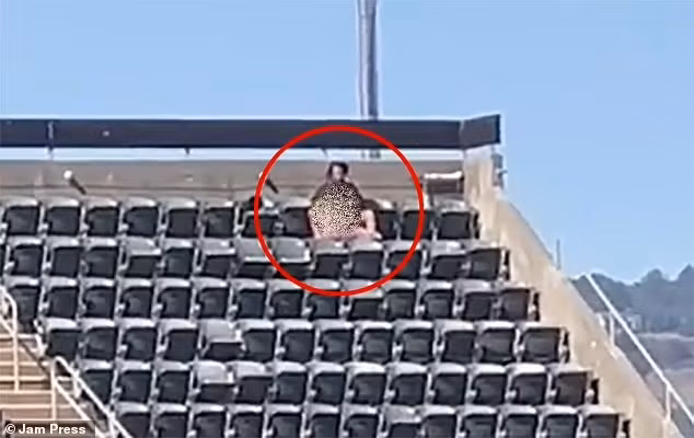 “May mua” tren khan dai xem bong, cap doi nguy co ngoi tu