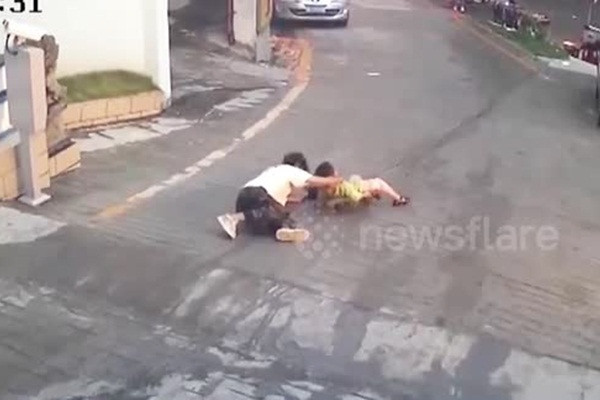 Nghet tho canh thieu nien 17 tuoi cuu be trai truot van lao doc