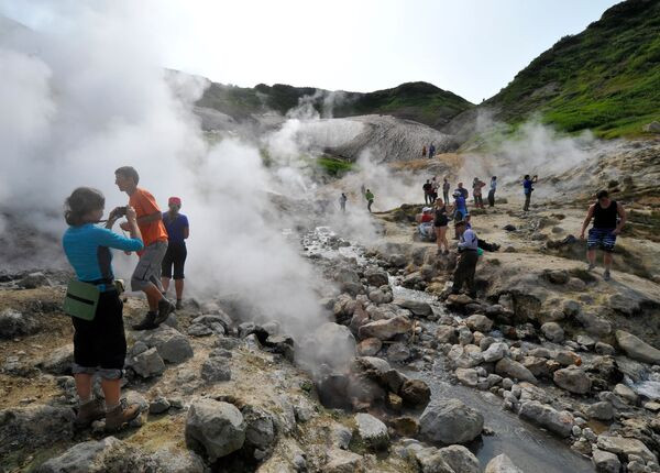 Cách tốt nhất để trải nghiệm Thung lũng Geysers là đi bộ qua những con đường mòn tự nhiên với hướng dẫn viên. Du khách sẽ được ngắm nhìn những thắng cảnh tự nhiên ở nơi đây như suối nước nóng, núi lửa bùn, hồ nước nóng…