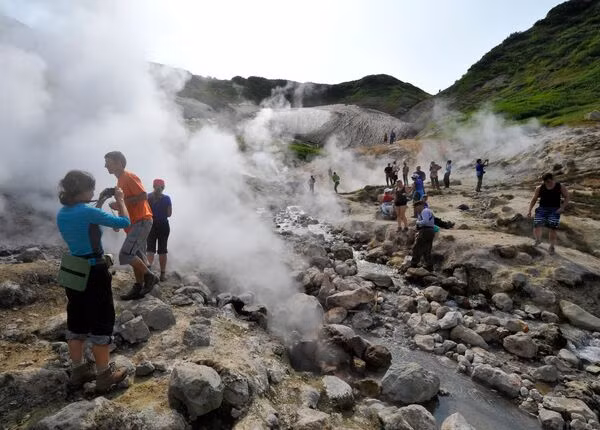 Cách tốt nhất để trải nghiệm Thung lũng Geysers là đi bộ qua những con đường mòn tự nhiên với hướng dẫn viên. Du khách sẽ được ngắm nhìn những thắng cảnh tự nhiên ở nơi đây như suối nước nóng, núi lửa bùn, hồ nước nóng…