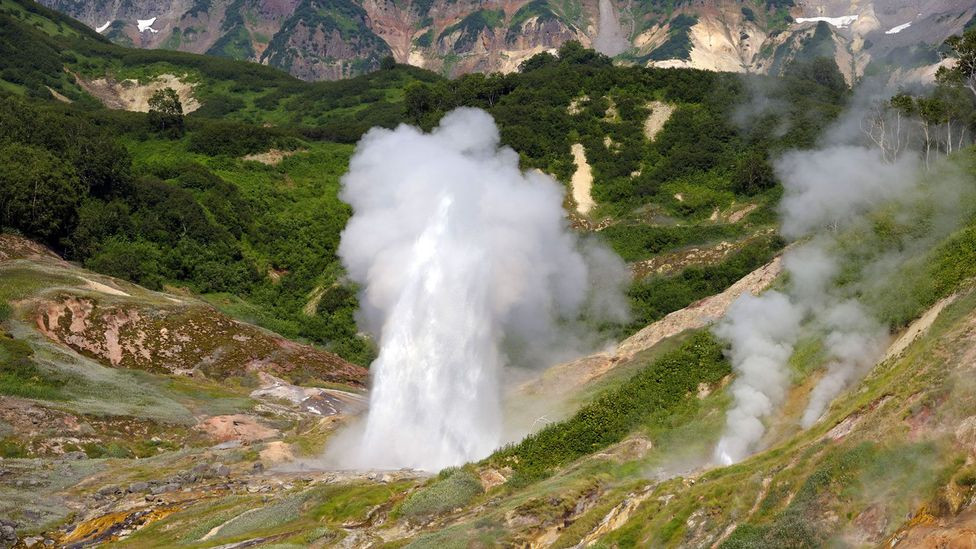 Từ trên cao, du khách có thể ngắm nhìn khung cảnh rộng lớn của Thung lũng Geysers. Những mạch nước phun bốc hơi nước trắng xóa bao quanh thung lũng, bên cạnh là dòng sông uốn lượn dưới chân đồi, tất cả đã tạo nên một khung cảnh đẹp như tranh vẽ.
