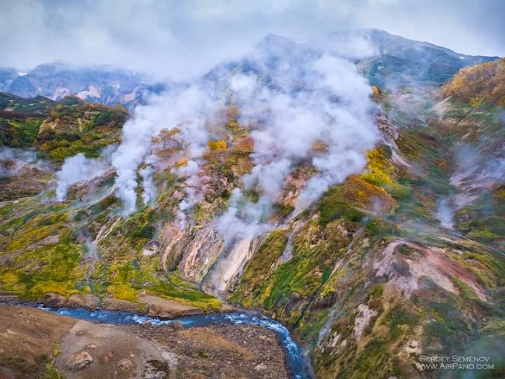 Ở đây, có những suối cứ 10-12 phút lại phun nước 1 lần, tỏa khói. Có những suối phải khoảng 4-5 tiếng mới phun nước.