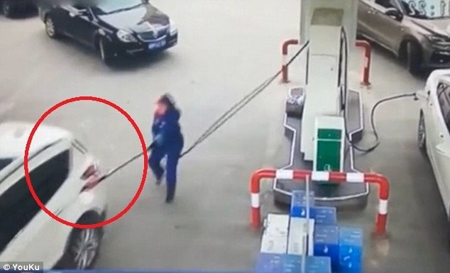 Dang do xang, nu tai xe phong xe di keo do ca cot bom