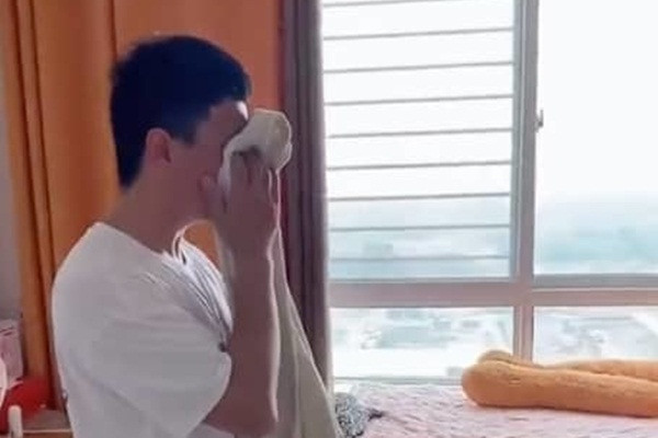 Kem con hoc ca nam, ong bo khoc nuc no vi con dat 6/100 diem