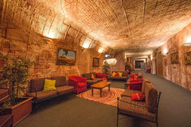 Sự độc đáo của thị trấn miền Nam nước Úc đã thu hút rất nhiều du khách tò mò. Vậy nên giờ đây người dân Coober Pedy còn giàu có nhờ du lịch.