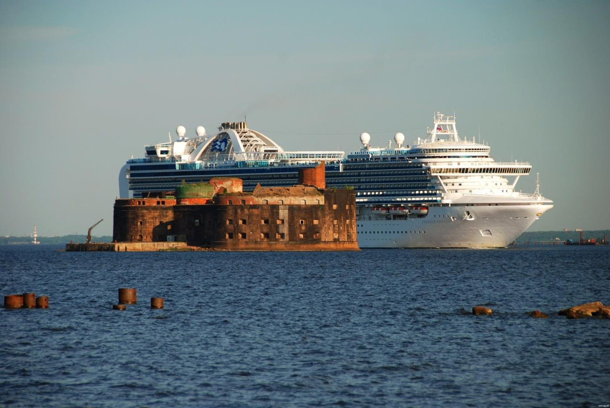 Du khách có thể tới đây bằng cách đặt các tour du thuyền để chiêm ngưỡng những cấu trúc lạ, máy móc, căn hầm bí ẩn. Ngoài ra, pháo đài còn là địa điểm quay phim tài liệu hay các serie phim truyền hình. Ảnh: IT. 