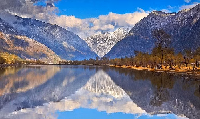 Hồ Teletskoye - hồ nước trên đỉnh núi: Cộng hòa Altai là một trong những khu vực đẹp nhất của Nga và hồ nước trên đỉnh núi này là một trong những địa đến không thể bỏ qua.