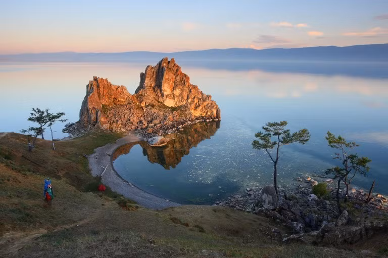 Đảo Olkhon: Những vách đá cheo leo và những vịnh biển thanh bình đánh dấu đường bờ biển của Đảo Olkhon, hòn đảo lớn nhất ở Hồ Baikal.