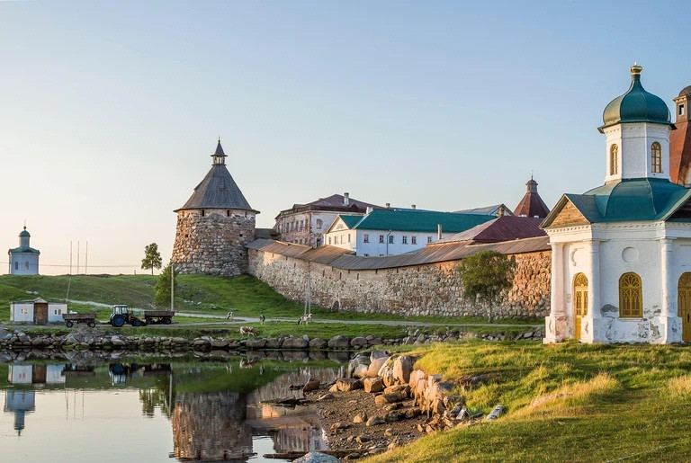 Quần đảo Solovki: Ở phía tây bắc nước Nga, quần đảo Solovki hẻo lánh trên vịnh Onega ở Biển Trắng (Bạch Hải) từng chứa một chốn ngục tù khét tiếng (được gọi là gulag) dưới thời Liên Xô. Ngày nay, các nghĩa trang và tu viện cổ ở đây trở nên thu hút du khách đến những hòn đảo lộng gió này.