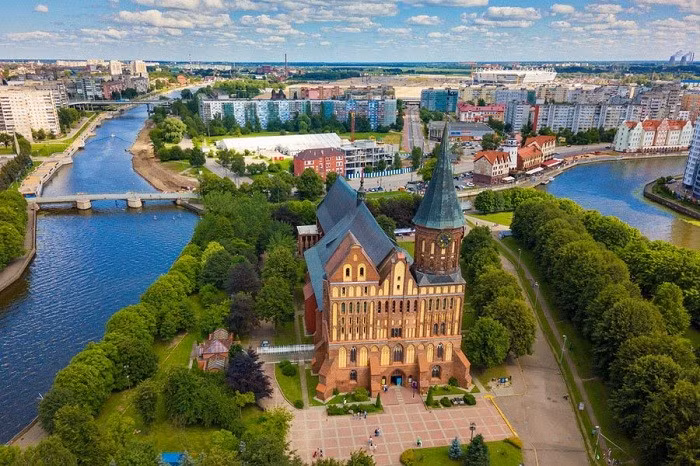 Kaliningrad - cực tây của nước Nga: Vùng đất ở cực tây của Nga là nơi sở hữu kiến trúc đậm chất Đức, đường bờ biển Baltic và rừng bạch dương xanh tươi. Nó là cửa ngõ dẫn đến Mũi đất Kursh lộng gió.