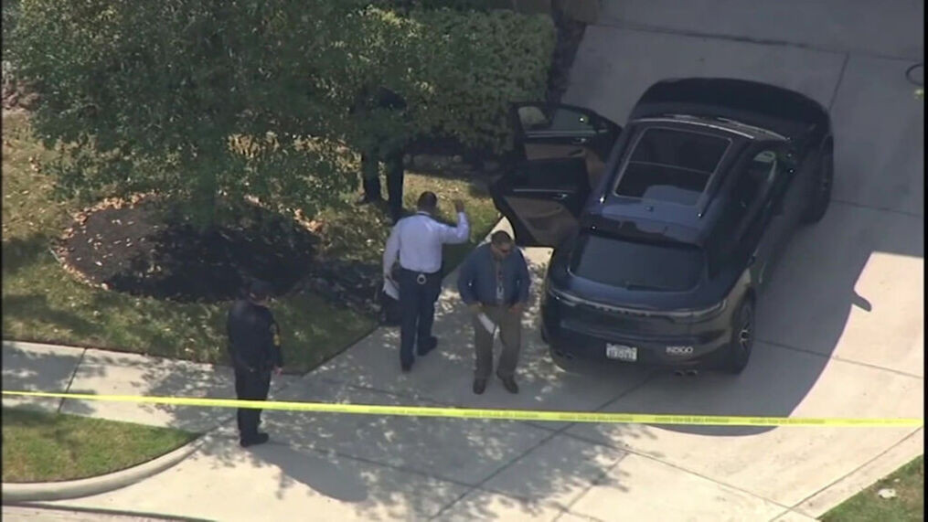 Be trai 5 tuoi tu vong vi bi me bo quen trong xe hoi