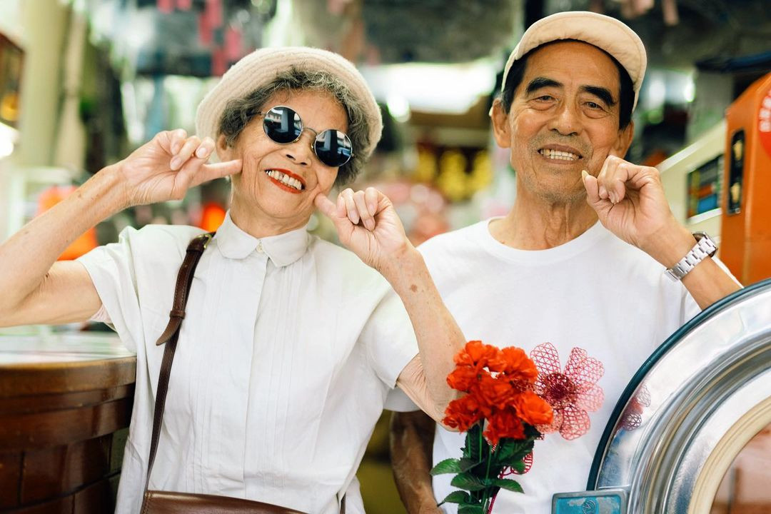 Cap vo chong gia U90 noi tieng boi mac quan ao cu “chat lu”-Hinh-2