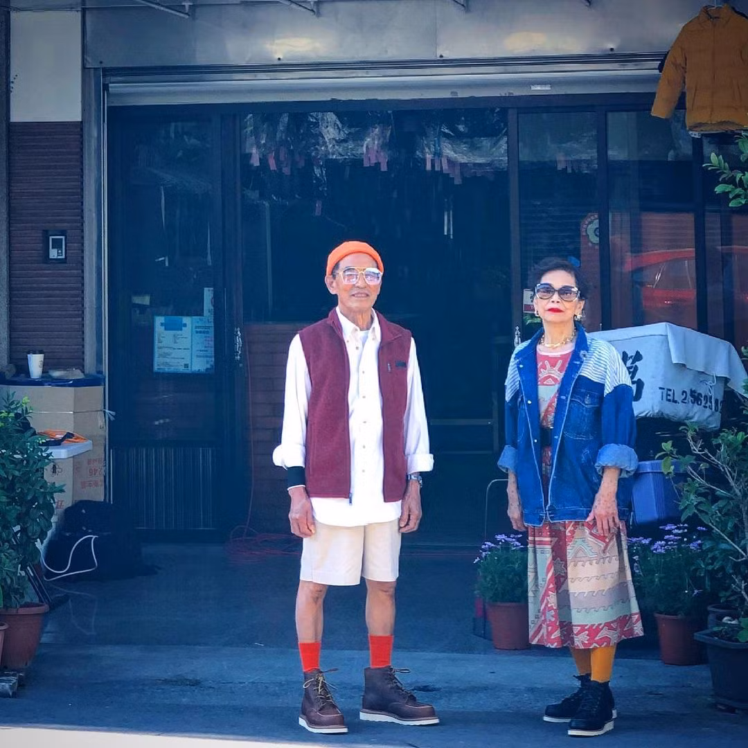 Cap vo chong gia U90 noi tieng boi mac quan ao cu “chat lu”-Hinh-7