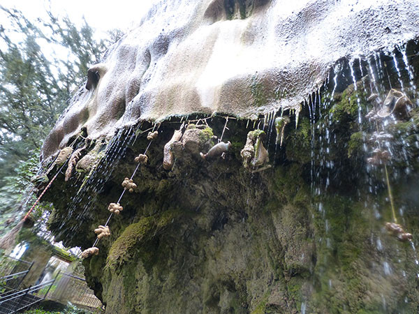 Kỳ lạ giếng nước cổ “hóa đá” mọi thứ bên trong - Hình 2 Ky la gieng nuoc co “hoa da” moi thu ben trong-Hinh-2