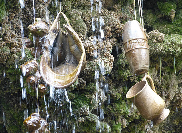 Kỳ lạ giếng nước cổ “hóa đá” mọi thứ bên trong - Hình 5 Ky la gieng nuoc co “hoa da” moi thu ben trong-Hinh-5