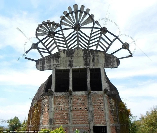 Daniel Alamsjahche hy vọng xây dựng một nhà thờ hình chim bồ câu, nhằm giúp đỡ những người đang theo đạo.