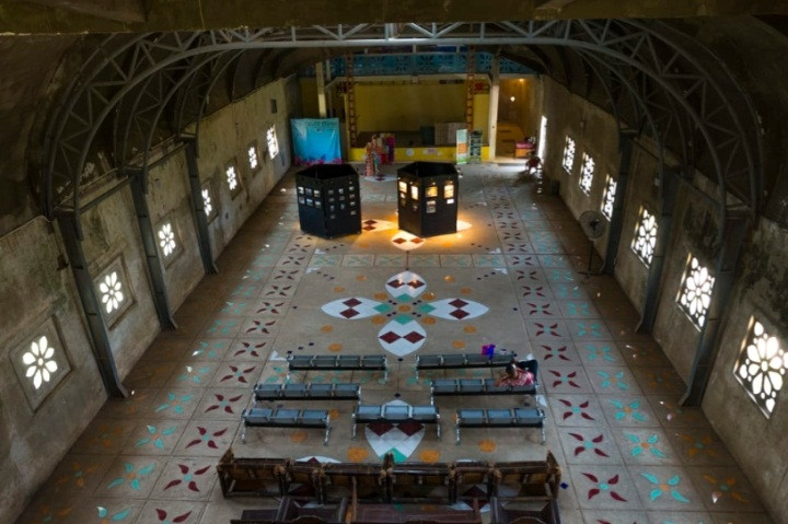 Bên trong nhà thờ Con Gà có nhiều căn phòng với đủ công năng để người ở sinh hoạt, hầu hết đều chưa được hoàn thiện và đã xuống cấp sau nhiều năm bỏ hoang.