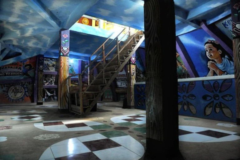 Đến năm 2000, do chi phí tăng cao cùng một vài lý do khác mà công trình đã bị ngừng xây dựng, bỏ hoang đến ngày nay.