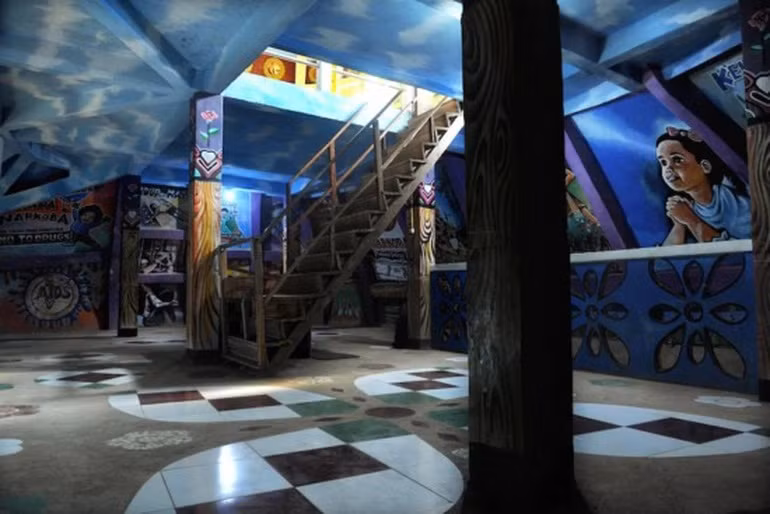 Đến năm 2000, do chi phí tăng cao cùng một vài lý do khác mà công trình đã bị ngừng xây dựng, bỏ hoang đến ngày nay.