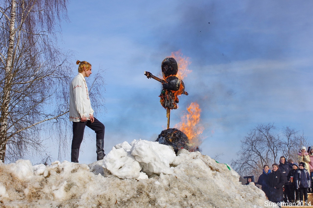 Mọi người sẽ cùng tập trung và nổi lửa đốt cháy hình nộm lớn Maslenitsa, nhằm xua đi cái lạnh của mùa đông và đón mùa xuân ấm áp quay về. Ảnh: ER.