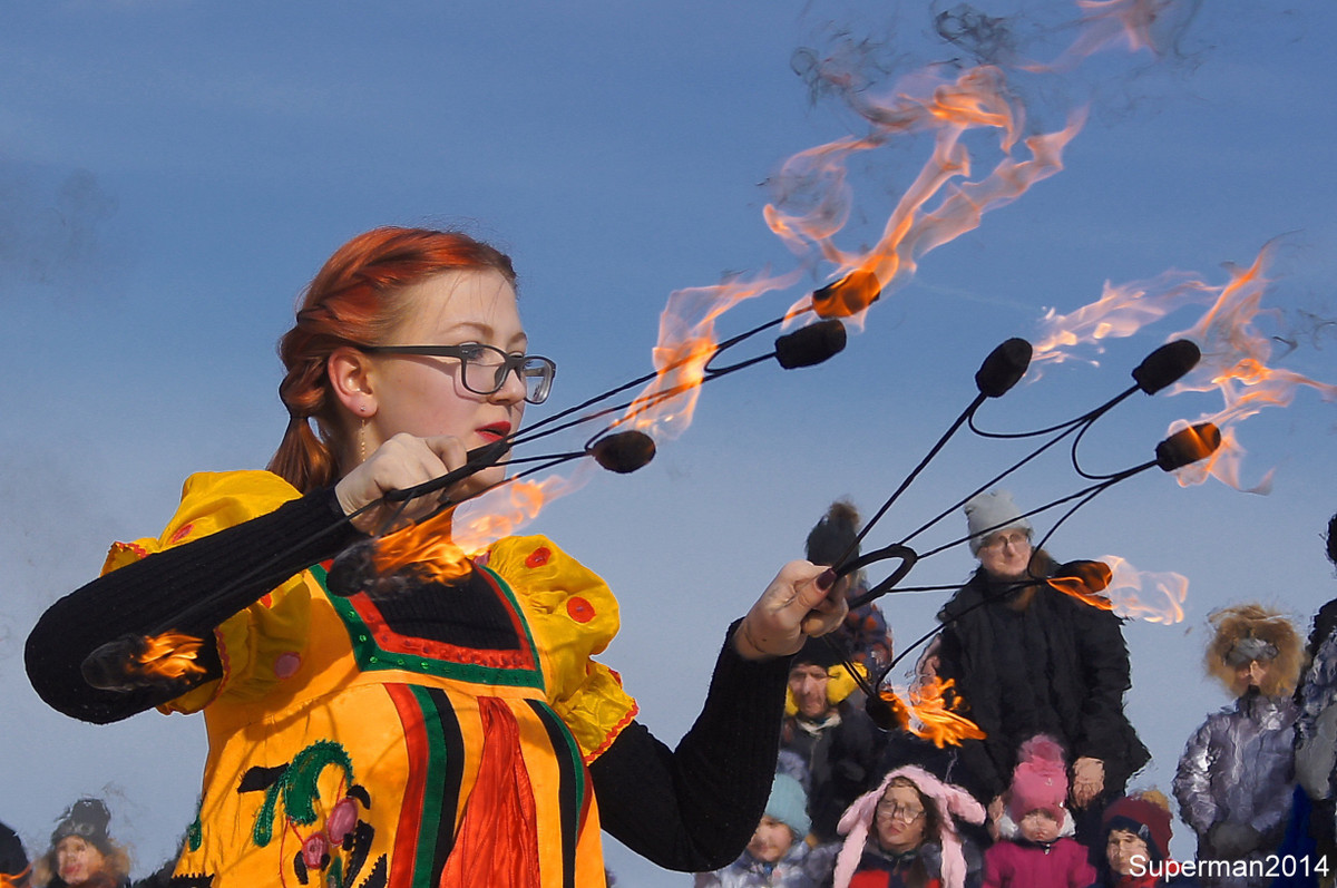 Trên các quảng trường, cánh đồng ven rừng... dân chúng dựng lên tòa thành bằng băng tuyết, hình nộm, đu quay, sàn múa rối.