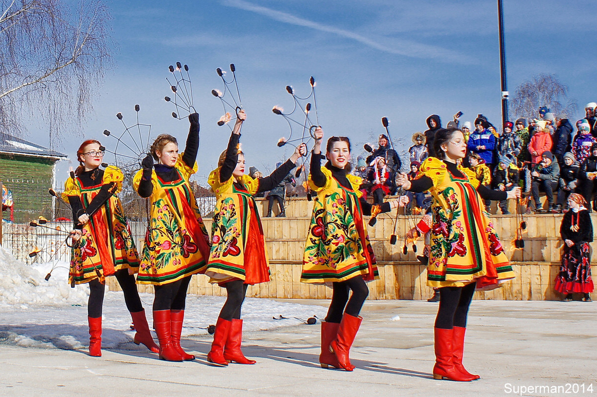 Cũng trong lễ hội, mọi người vui chơi xả láng suốt tuần. Người ta cho rằng, ai đón lễ Maslenitsa một cách buồn rầu thì sẽ không được may mắn thành công trong suốt cả năm.