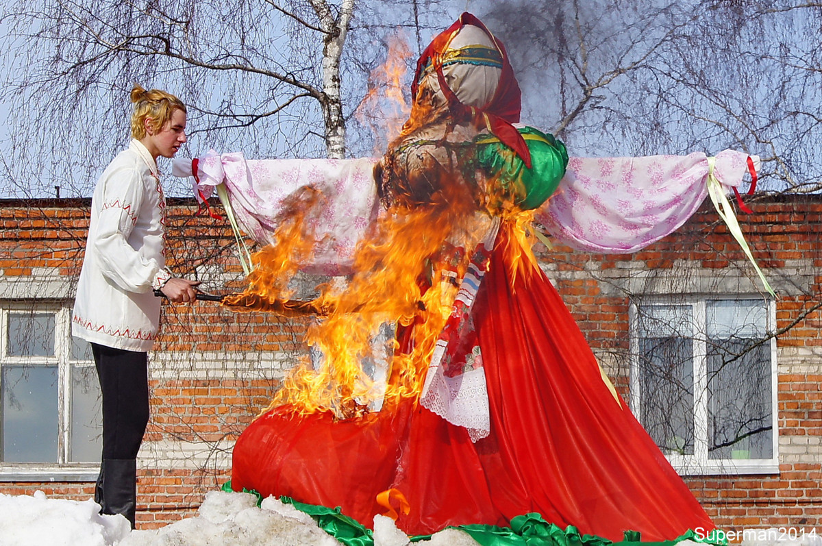 Tâm điểm của lễ hội là nghi thức đốt hình nộm Maslenitsa. Đây là tục lệ lâu đời và vẫn được duy trì đến ngày nay, là một phần không thể thiếu trong bất kỳ hoạt động ăn mừng Maslenitsa ở Nga.