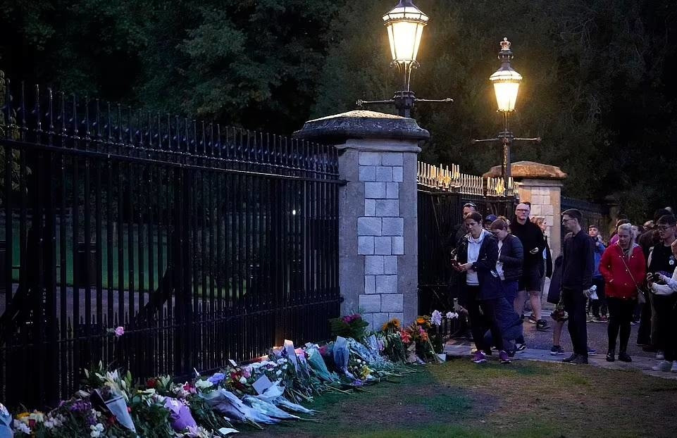 Tại Lâu đài Windsor ở hạt Berkshire, người dân cũng kéo tới đặt hoa tưởng nhớ bà. 