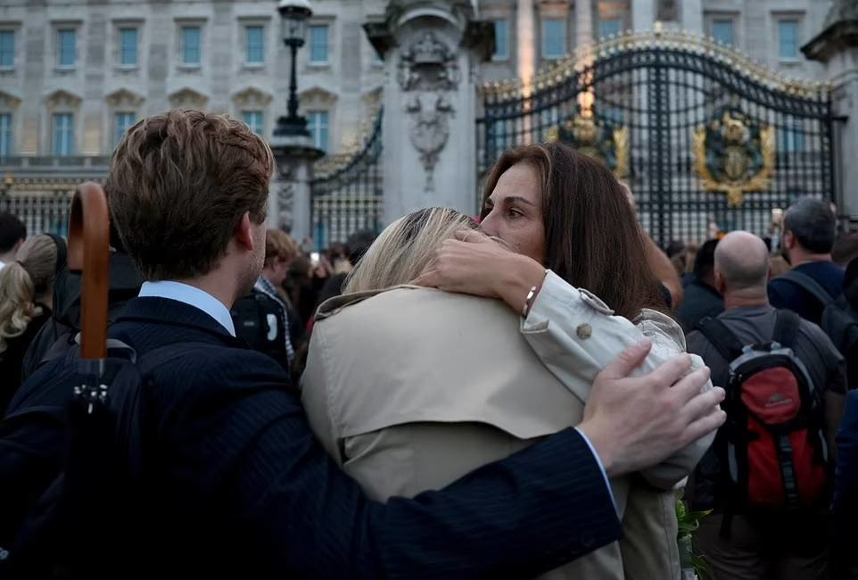 Hai phụ nữ ôm nhau an ủi trong giây phút xúc động, khi thông tin Nữ hoàng Anh qua đời được công bố.