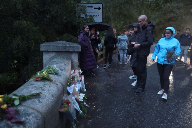 Người dân đặt hoa bên ngoài Lâu đài Balmoral (Scotland), nơi Nữ hoàng trút hơi thở cuối cùng.