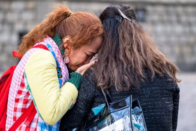 Hai cô gái bật khóc nức nở khi biết tin Nữ hoàng Elizabeth II qua đời.