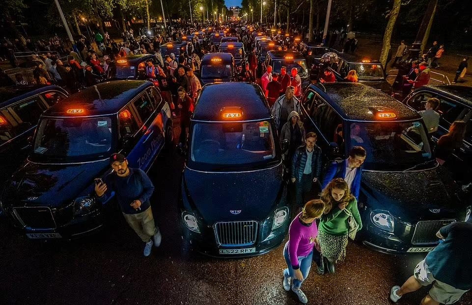 Nhiều taxi màu đen nối đuôi nhau tưởng nhớ Nữ hoàng trên đại lộ The Mall.