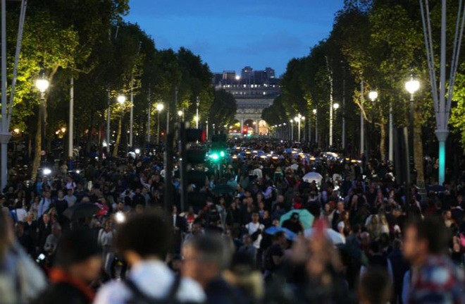 Biển người chen chúc nhau đứng trước cung điện tưởng nhớ vị quân vương trị vì suốt 70 năm qua.