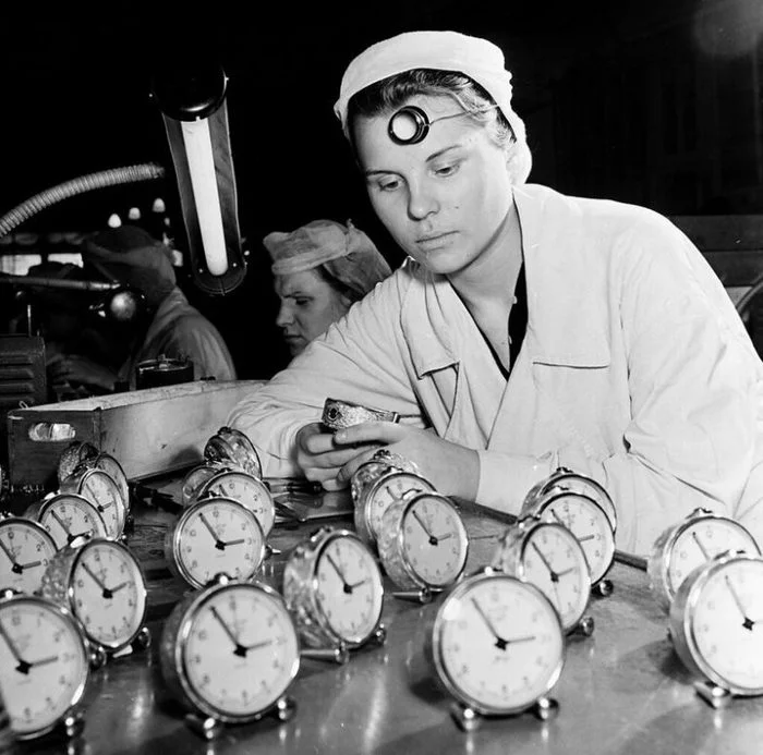 Nét đẹp lao động của nữ công nhân trong nhà máy sản xuất đồng hồ.