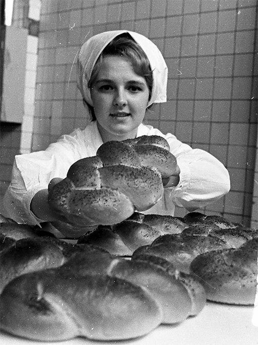 Nét xinh đẹp dịu dàng của nữ công nhân nhà máy sản xuất bánh mì.