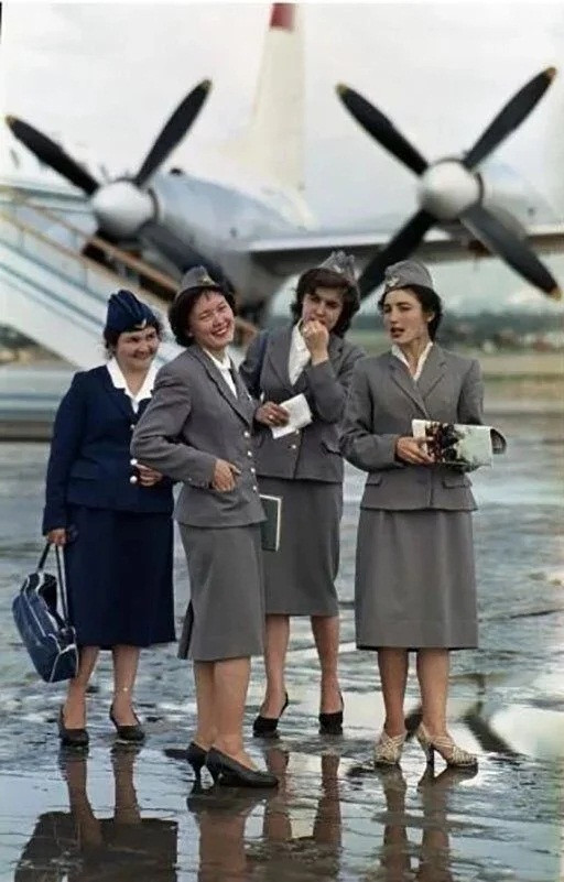Các nữ tiếp viên hàng không xinh đẹp thời Liên Xô.