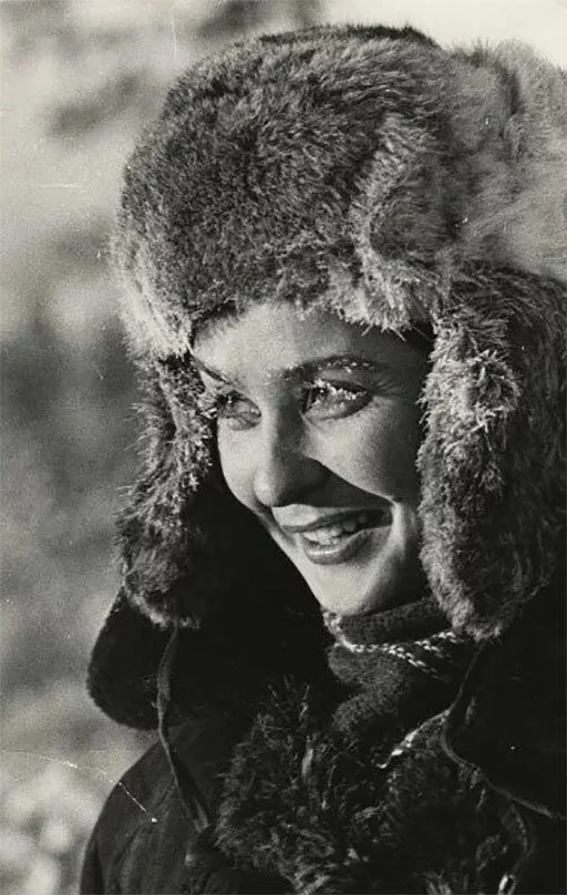 Người phụ nữ Liên Xô đóng băng cả mí mắt giữa cái khắc nghiệt của mùa đông.