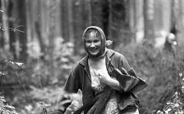 Người phụ nữ Liên Xô tay cầm bó rìu tươi cười rạng rỡ.