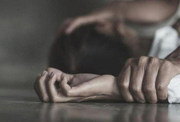 Soc: Chong benh hoan ru dong nghiep den nha cuong hiep vo