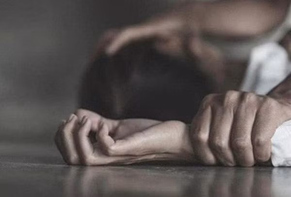 Soc: Chong benh hoan ru dong nghiep den nha cuong hiep vo