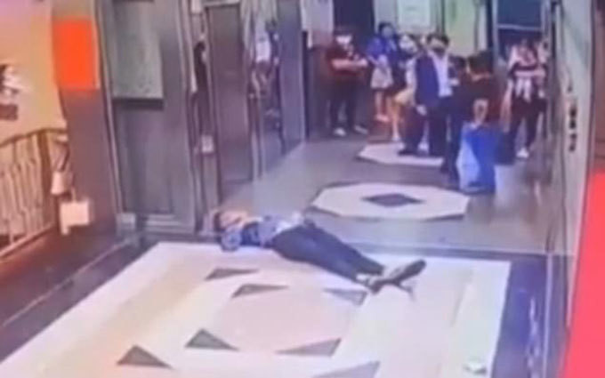 Ham doa cu ong trong thang may, nguoi dan ong bi danh bat tinh-Hinh-2